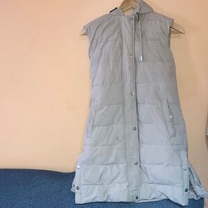 Sanctuary Hooded Quilted Sleeveless Vest in Light Gray